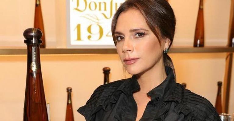 Fora das Spice Girls, Victoria Beckham aparece ensinando coreografia para o filho