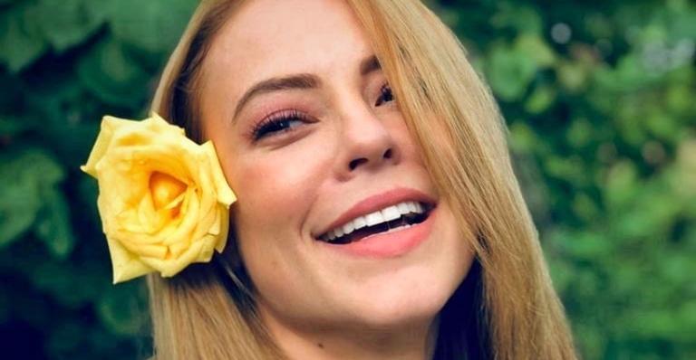 Paolla Oliveira encanta a web com fotos fofas de afilhada: ”Mais um aninho de vida”