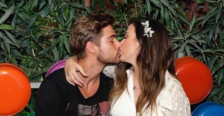 Tata Werneck brinca ao flagrar momento de carinho entre a filha e Rafael Vitti: ”Estou atrapalhando o casalzinho?”