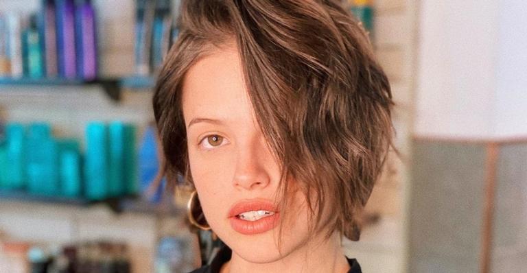 Agatha Moreira curte férias abraçadinha com Rodrigo Simas e seguidores brincam: ”Não vai empurrar ele”