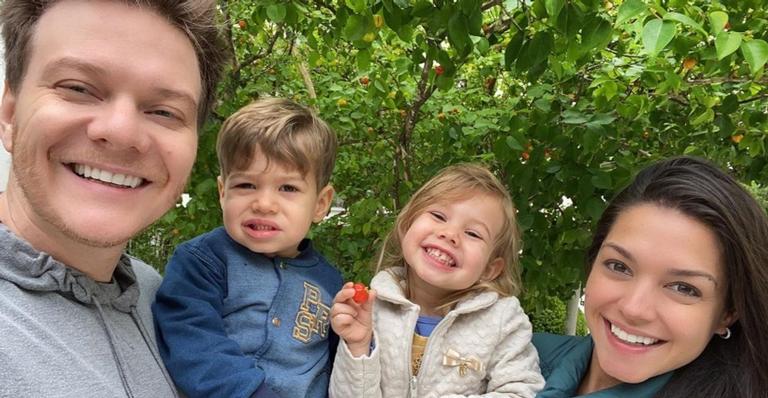 Momento família! Michel Teló e Thais Fersoza curtem passeio ao ar livre com filhos