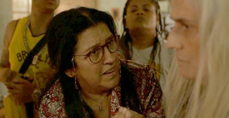‘Amor de Mãe’: Lurdes vai atrás da traficante Kátia, que coloca arma em sua cabeça