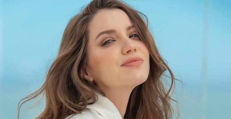 Temperatura elevada! Nathalia Dill dispensa uso de calça e arranca suspiro na web
