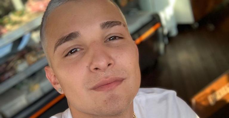 Após polêmica nos Estados Unidos, MC Gui ostenta carrão avaliado em R$ 1,5 milhão