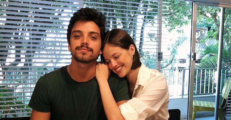 O amor está no ar! Agatha Moreira compartilha registro apaixonado com Rodrigo Simas em viagem romântica