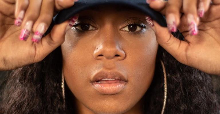 Mc Rebecca é vítima de racismo após ganhar título musical: ”Não entendo o brasileiro”