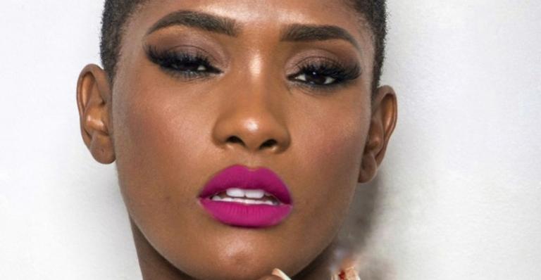Uau! Em clima de fim de ano, Erika Januza encanta seguidores com look do dia