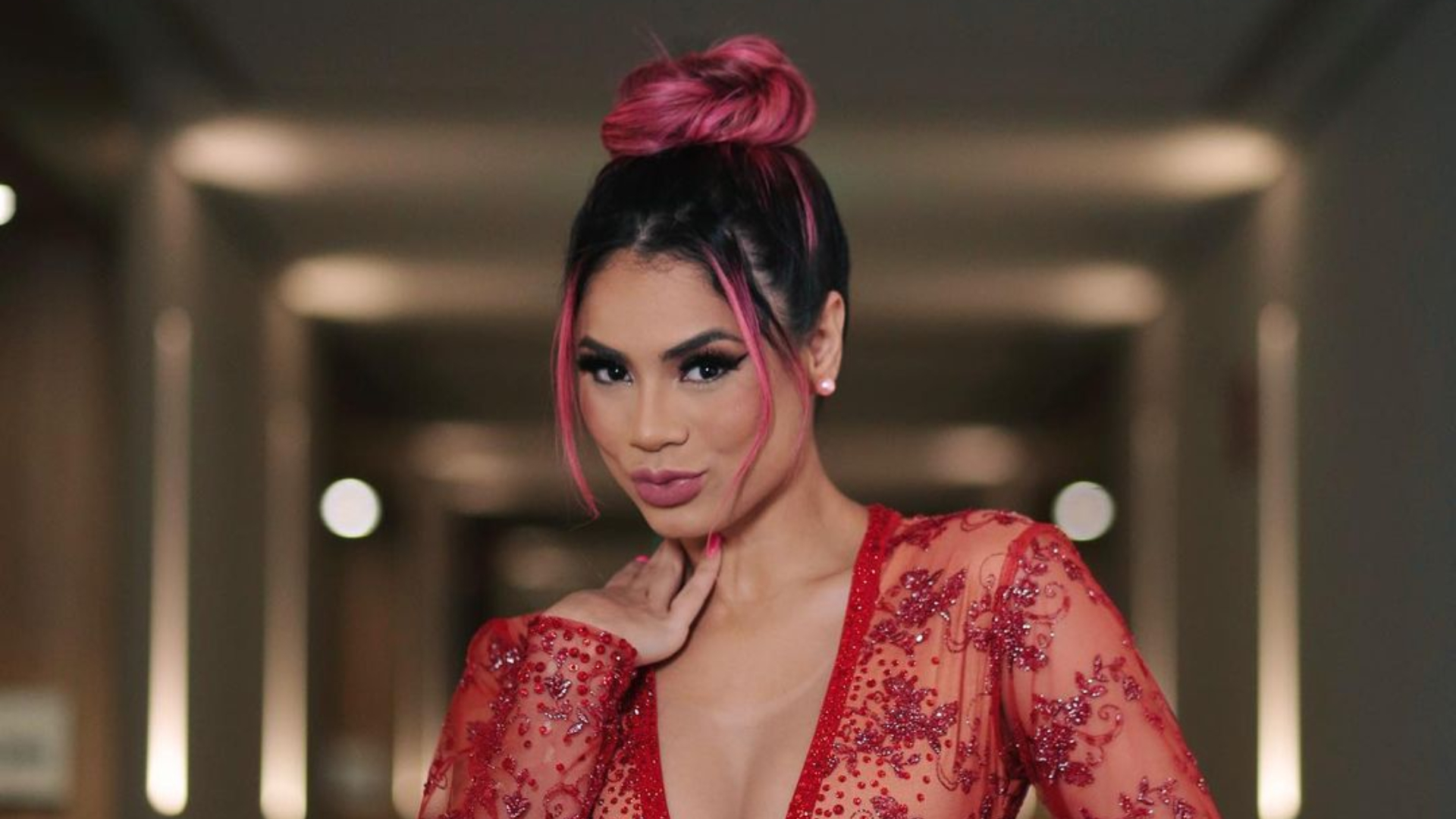 Com body mega cavado, Lexa recebe elogio de MC Guimê