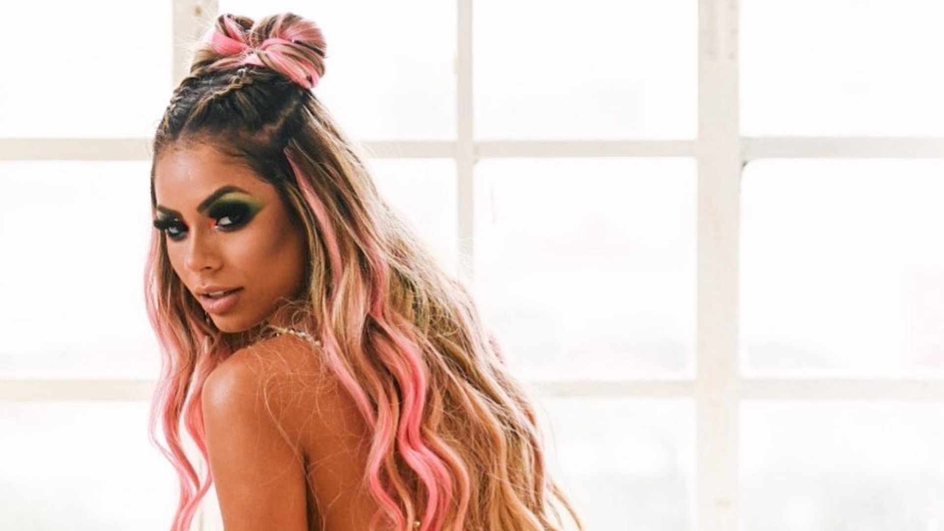 De maiô pink, Lexa capricha no rebolado e ostenta curvas perfeitas