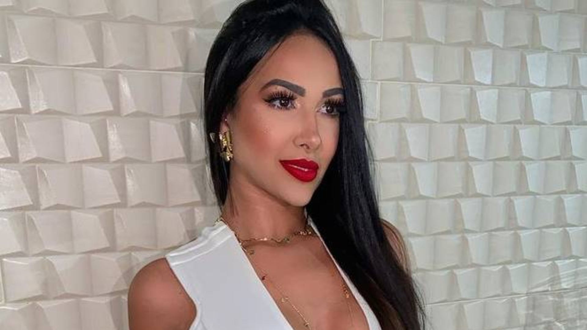 Após lipoaspiração, influencer é internada em estado grave na UTI