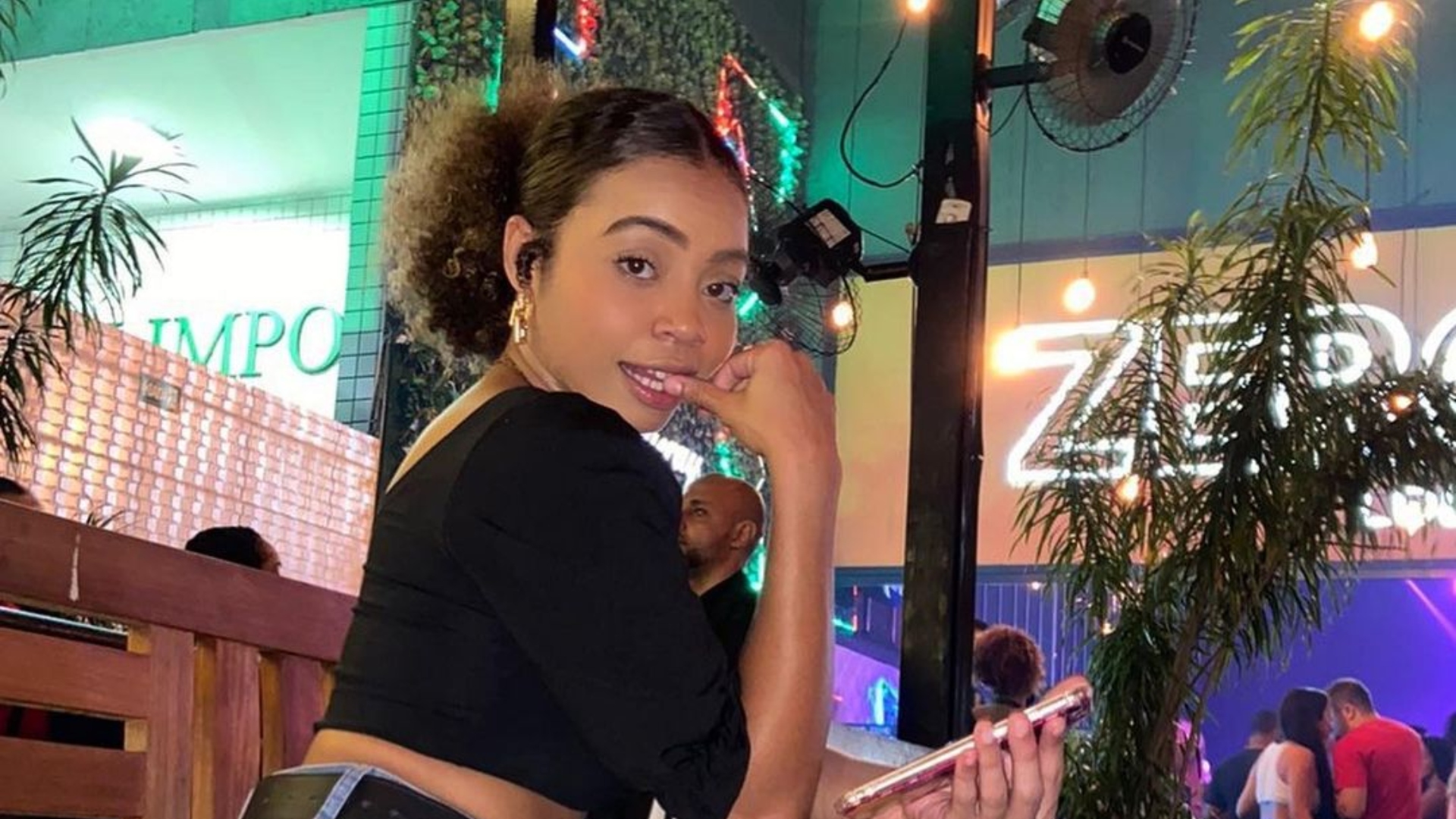 Filha de Adriana Bombom e Dudu Nobre vira de costas e ostenta bumbum empinado