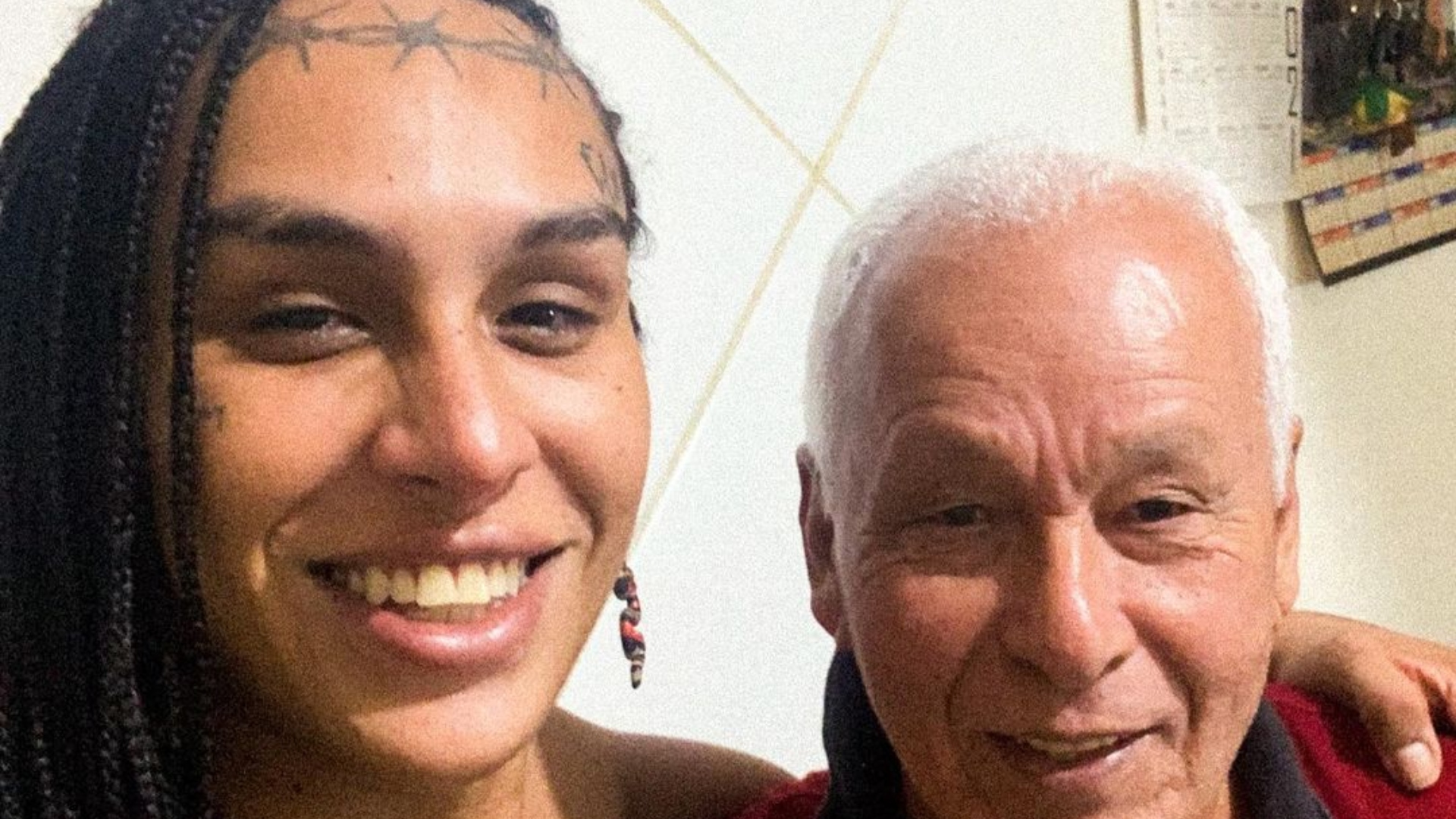 Linn da Quebrada faz homenagem ao pai: “Vou precisar de um tempo”