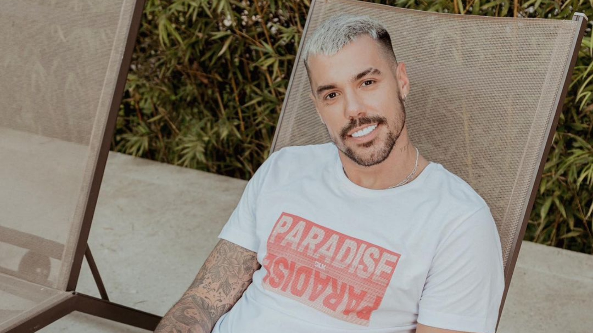 Sem camisa, Lipe Ribeiro ostenta tanquinho e arranca suspiros em rede social: Delicioso”
