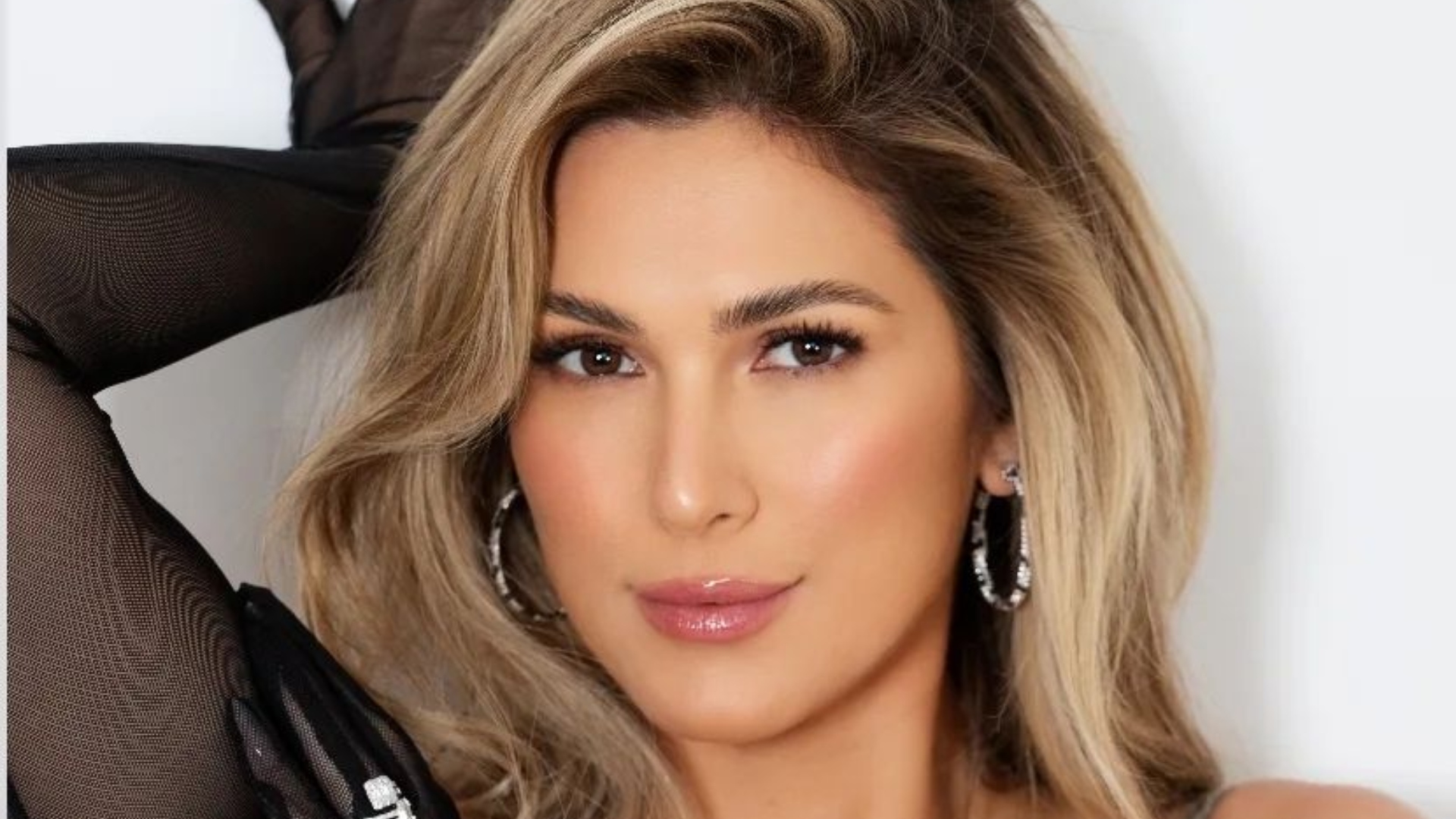 Lívia Andrade ostenta cintura fininha e bumbum empinado de biquíni
