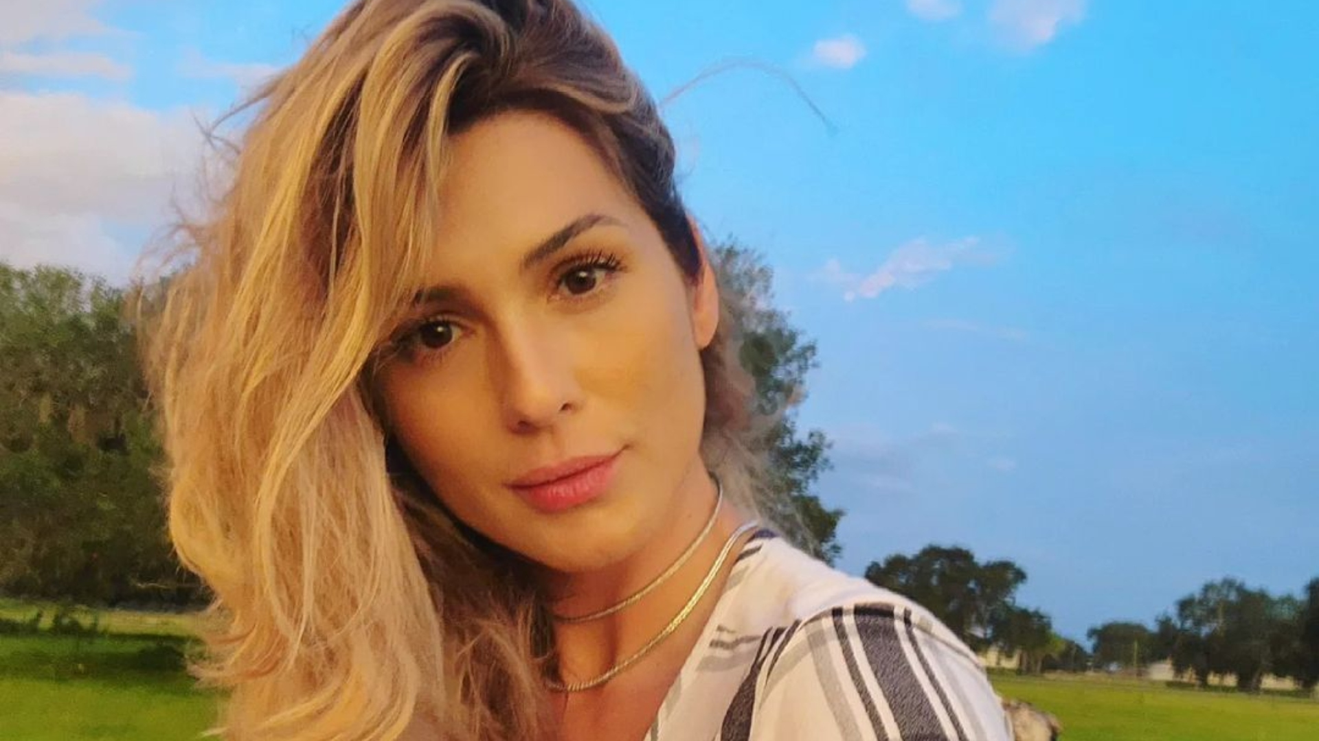 Lívia Andrade exibe curvas exuberantes e bumbum empinado com maiô cavadíssimo