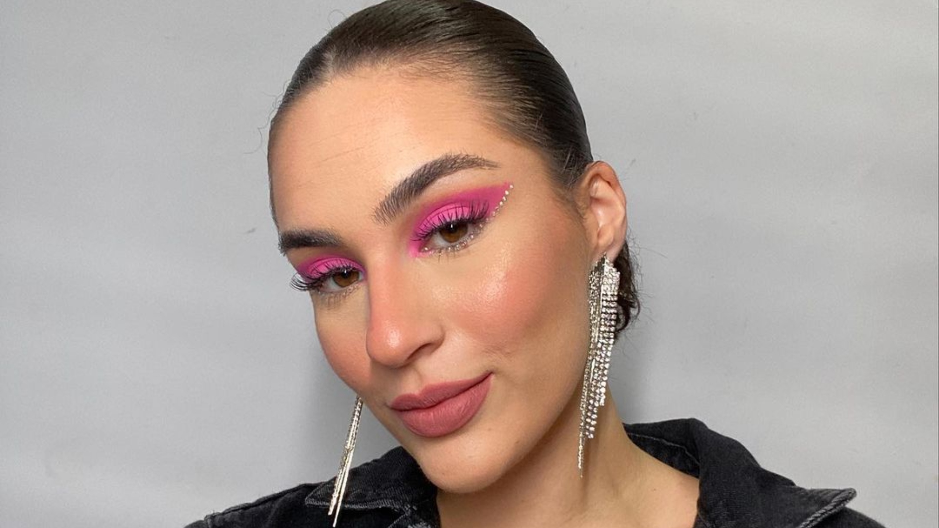 Filha de Renato Aragão exibe bumbum empinado com modelito coladíssimo