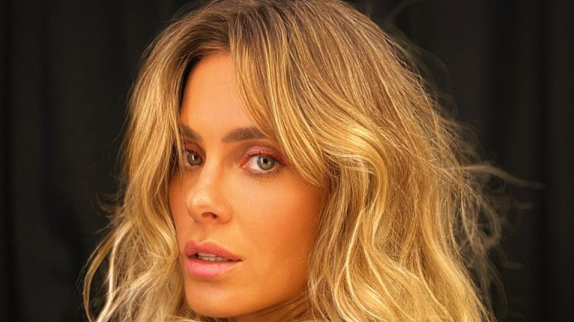 Carolina Dieckman exibe corpo malhado em biquíni prateado