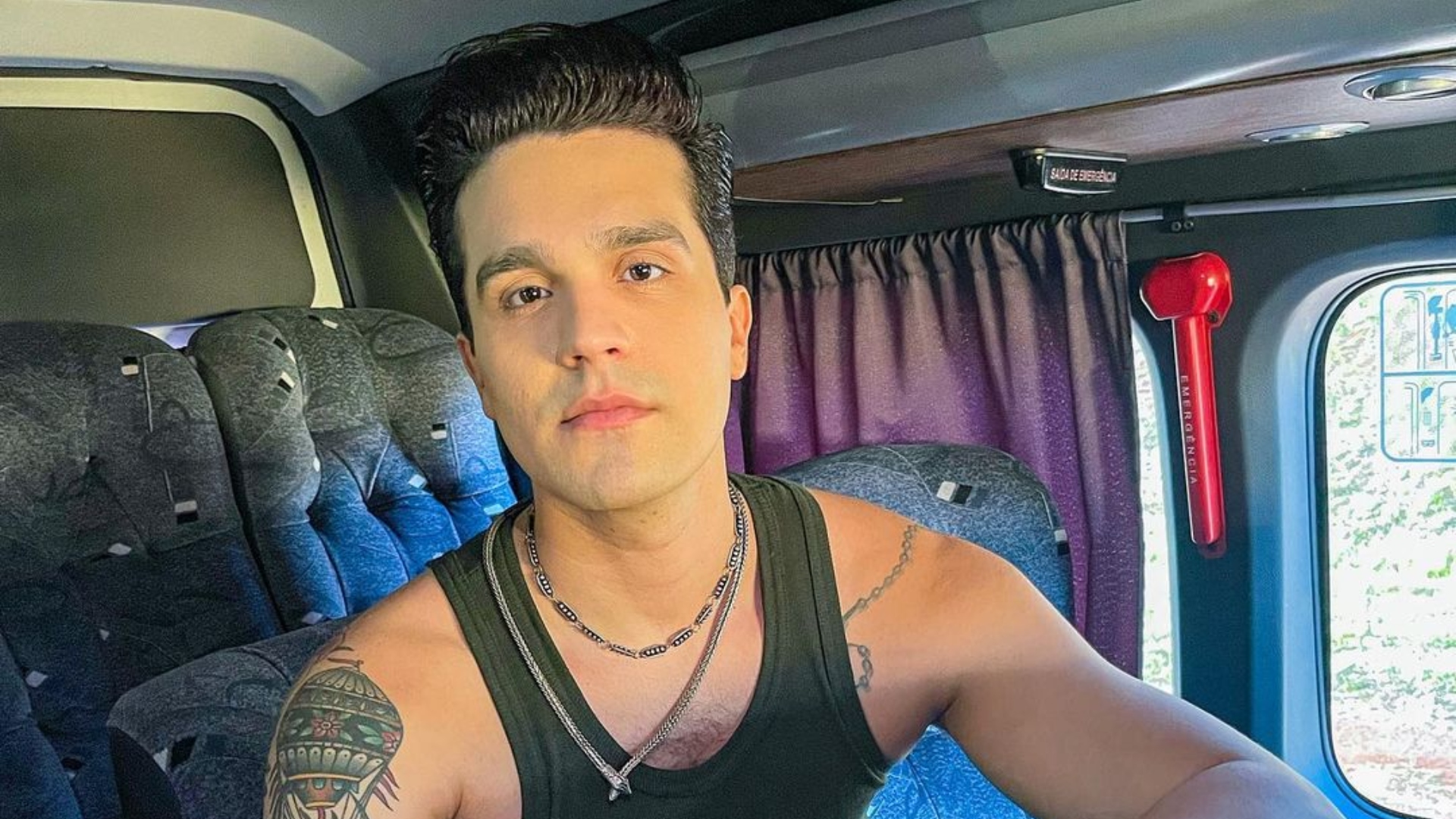 Muito emocionado, Luan Santana faz homenagem para mãe