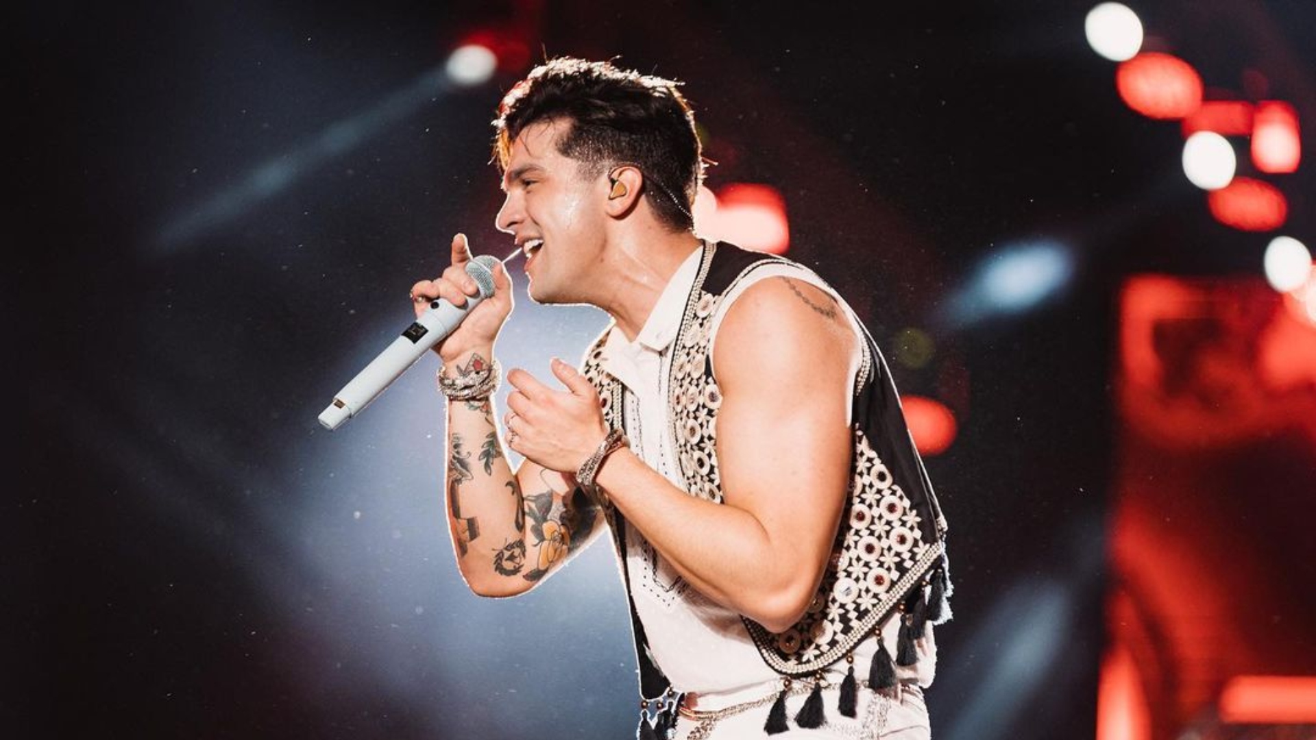 Luan Santana volta às origens e se emociona com momento histórico