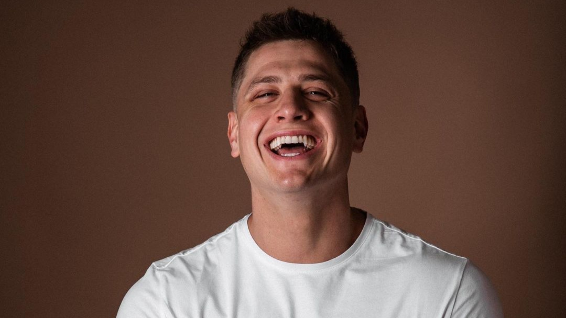 Ex-BBB Lucas Gallina dá resposta polêmica ao ser questionado sobre “ser gay é normal”