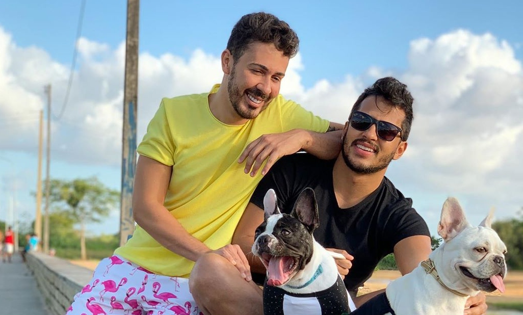 Carlinhos Maia e Lucas Guimarães surgem dando beijão em parque temático na Flórida, EUA