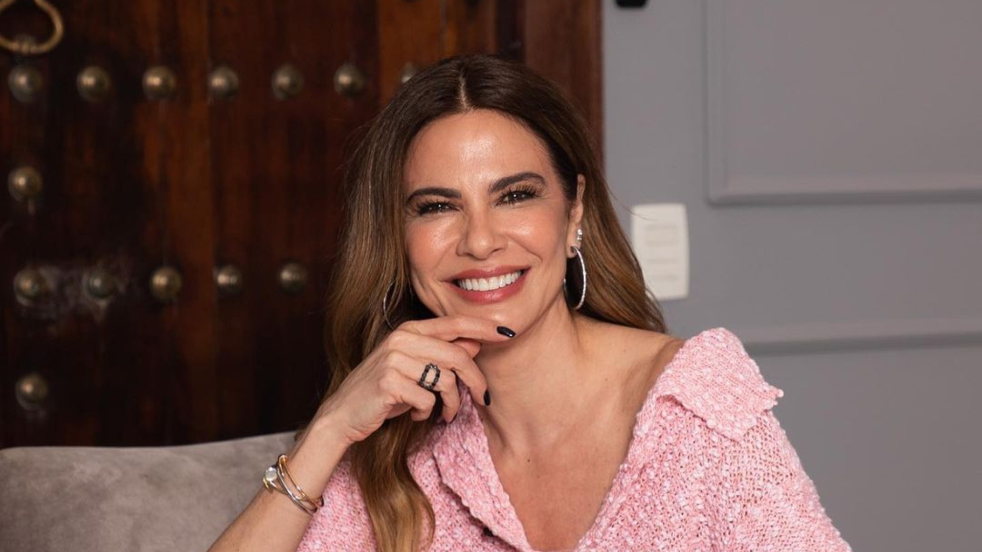 Luciana Gimenez faz topless em bastidores e arranca suspiros na web