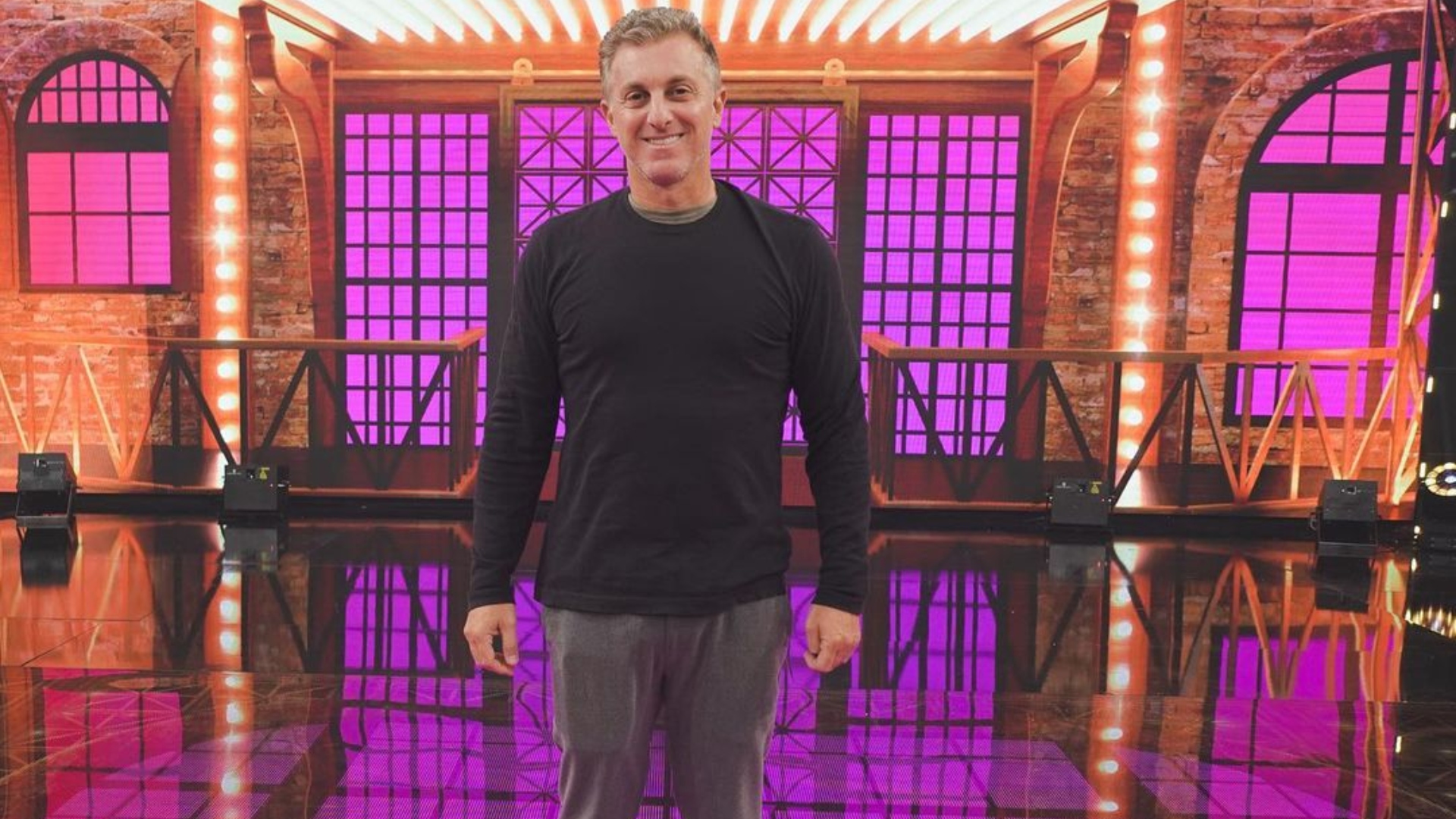 Luciano Huck quebra protocolo e faz apelo no ‘Domingão’