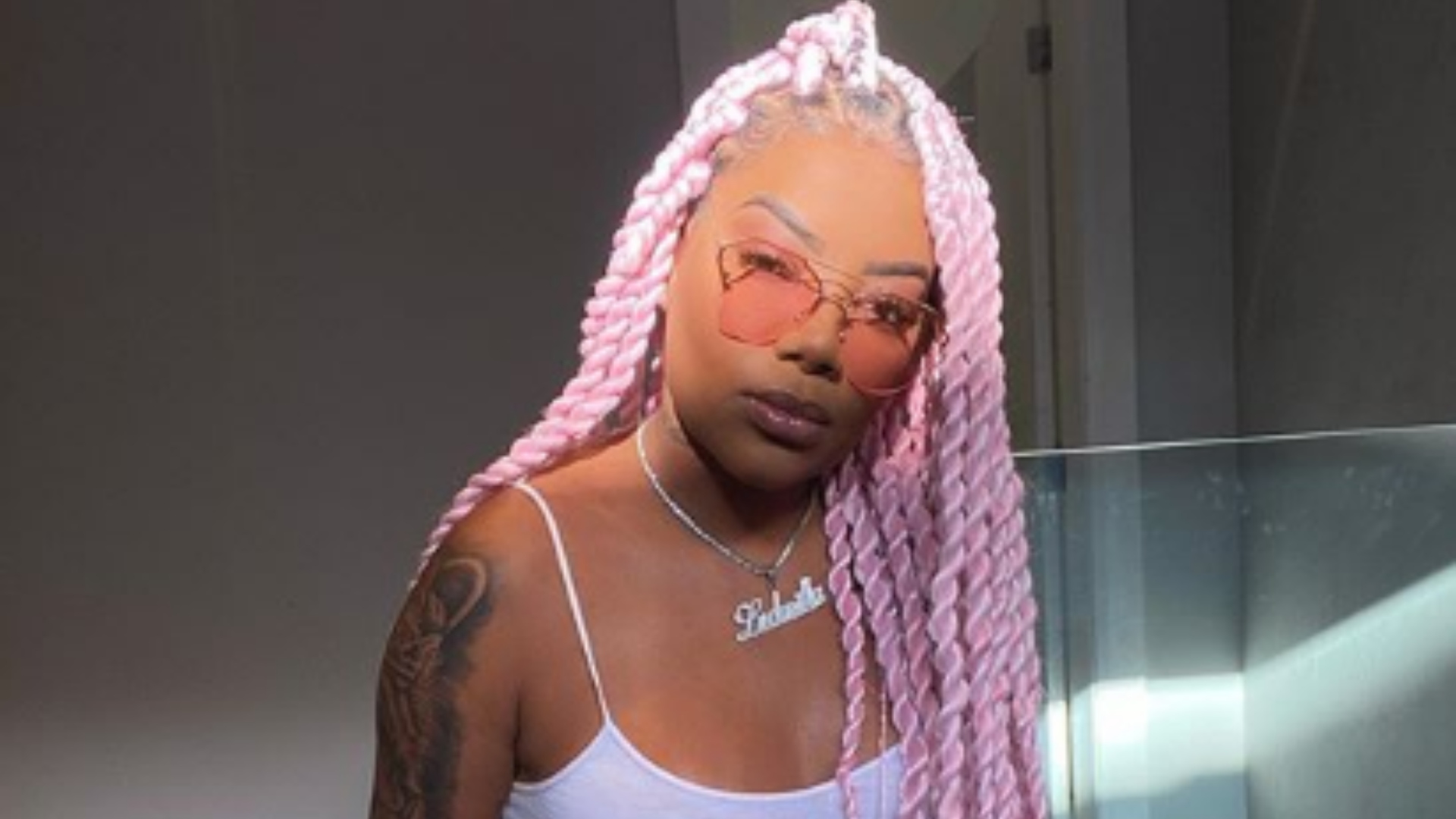 Que visual! Ludmilla posa de biquíni aproveitando dia de sol em um cenário de tirar o fôlego