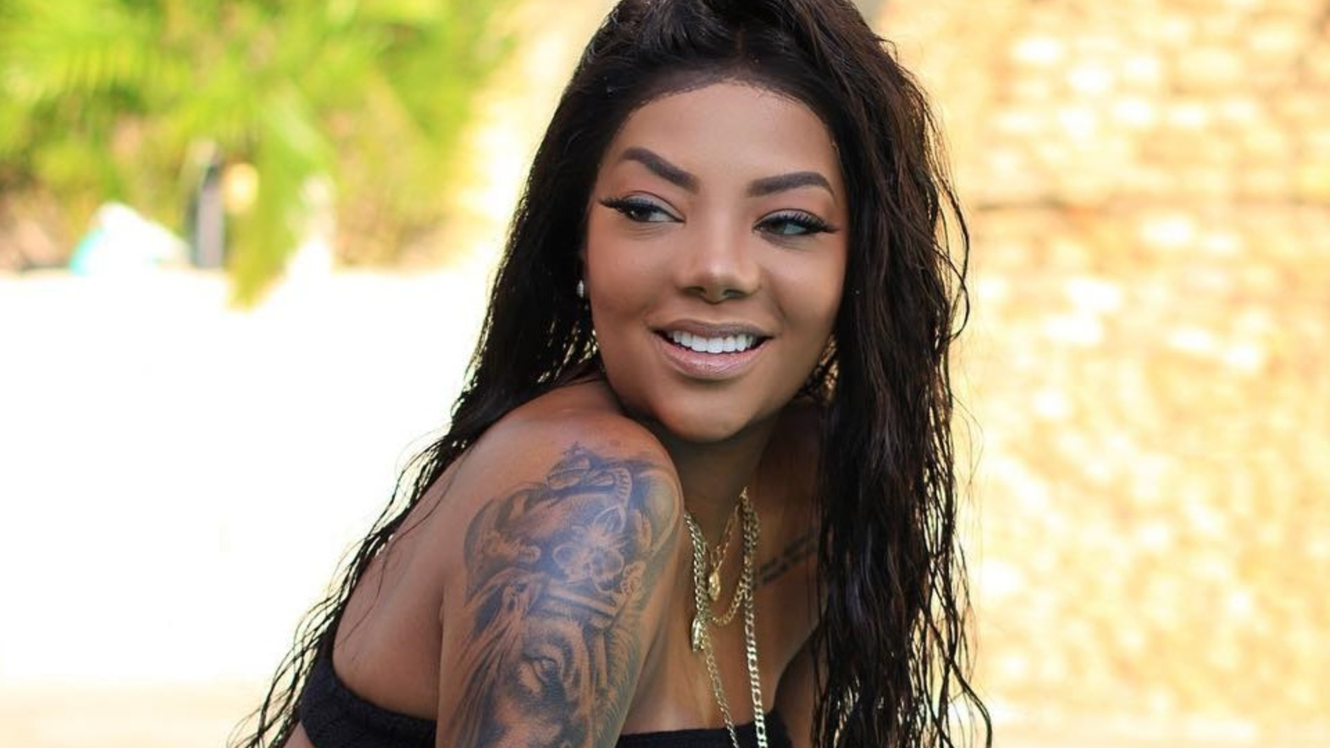 Molhada, Ludmilla bota bumbum para jogo em ensaio feito na piscina de casa