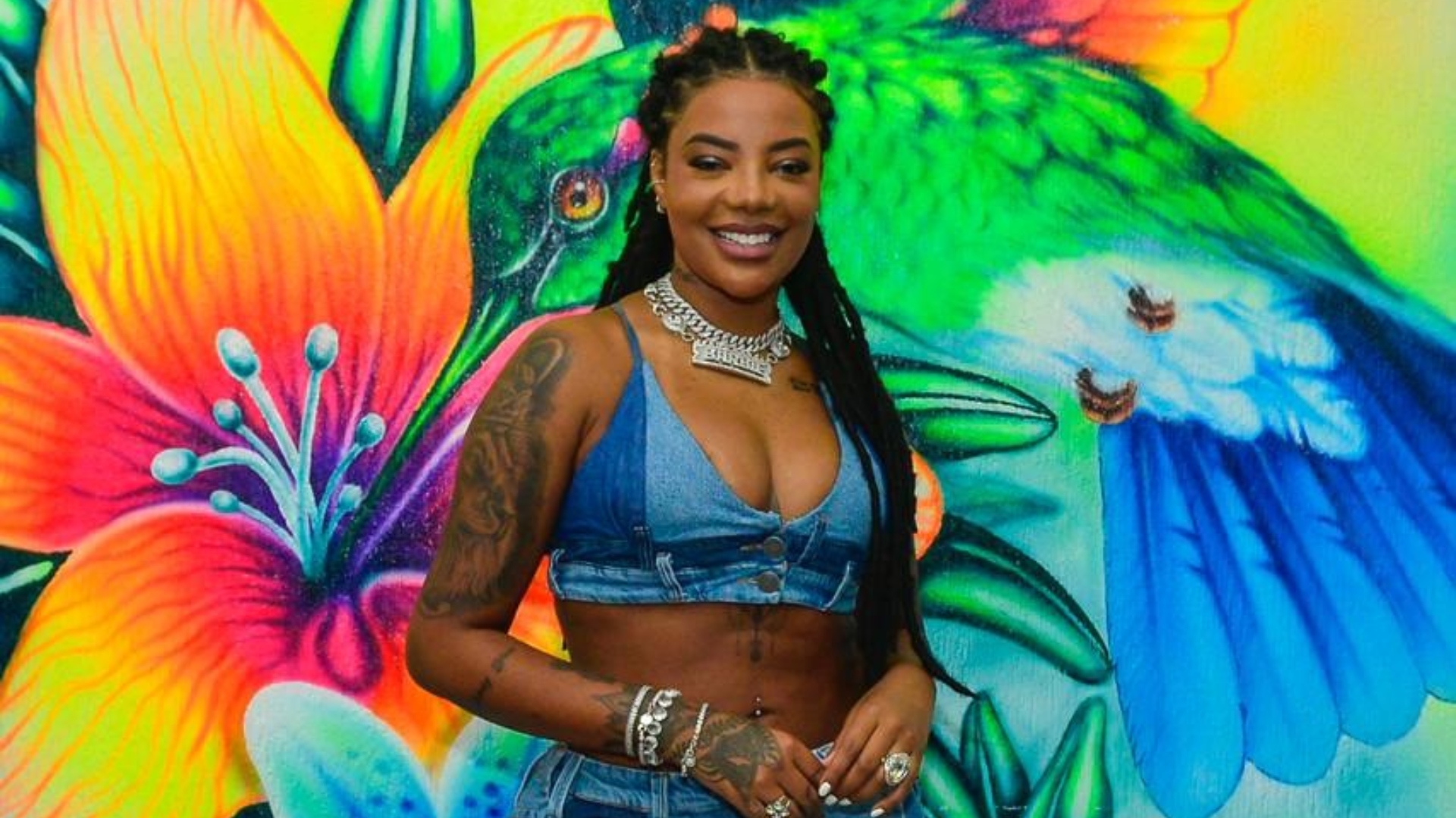 Ludmilla curte samba na quadra da Beija-flor