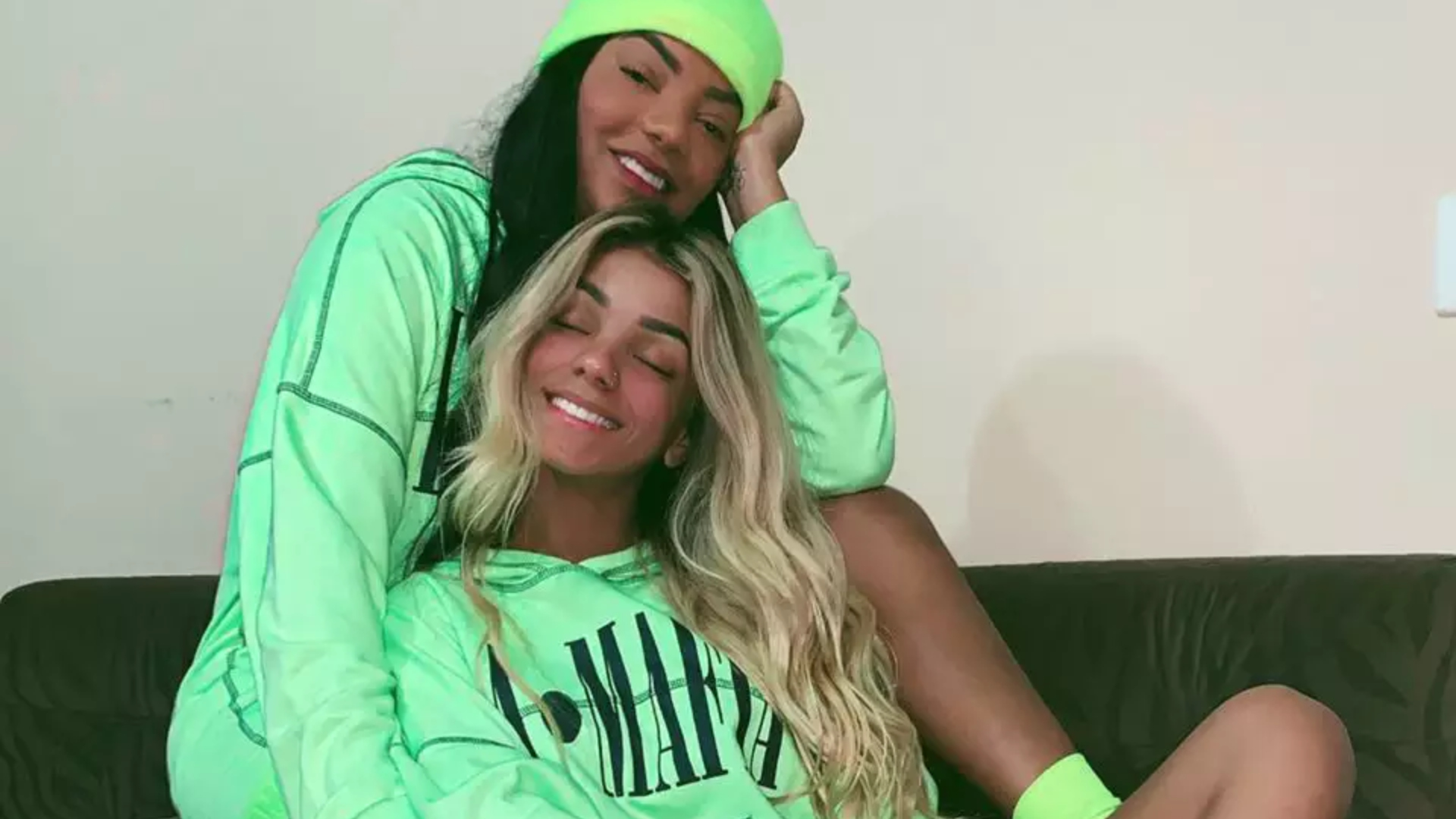 Após receber alta, Ludmilla surge em momento descontraído ao lado da esposa, Brunna Gonçalves