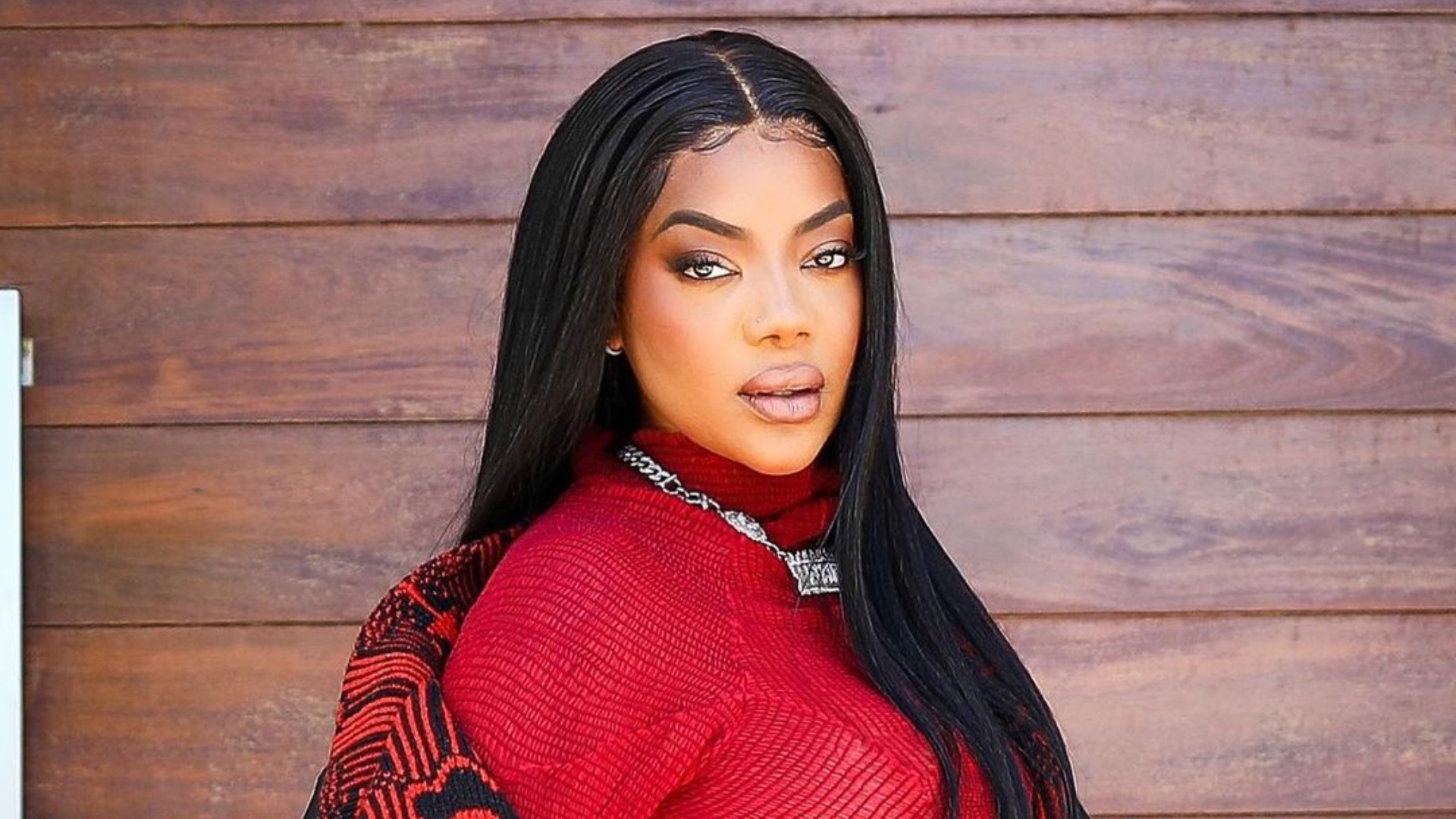 Ludmilla posa com carro milionário e fãs comentam: “Mãe tá na relíquia”