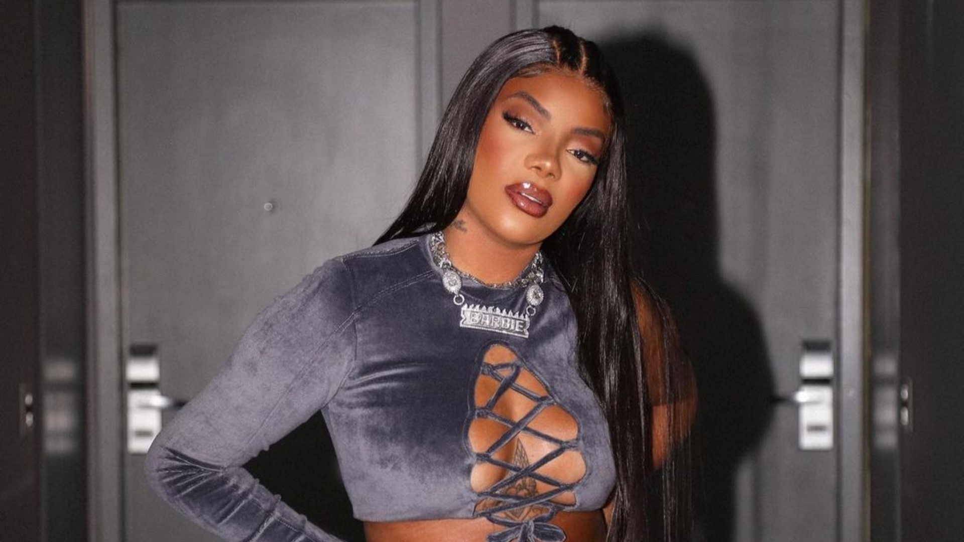 Com look coladinho, Ludmilla arrasta multidão na ‘Parada do Orgulho LGBT+’