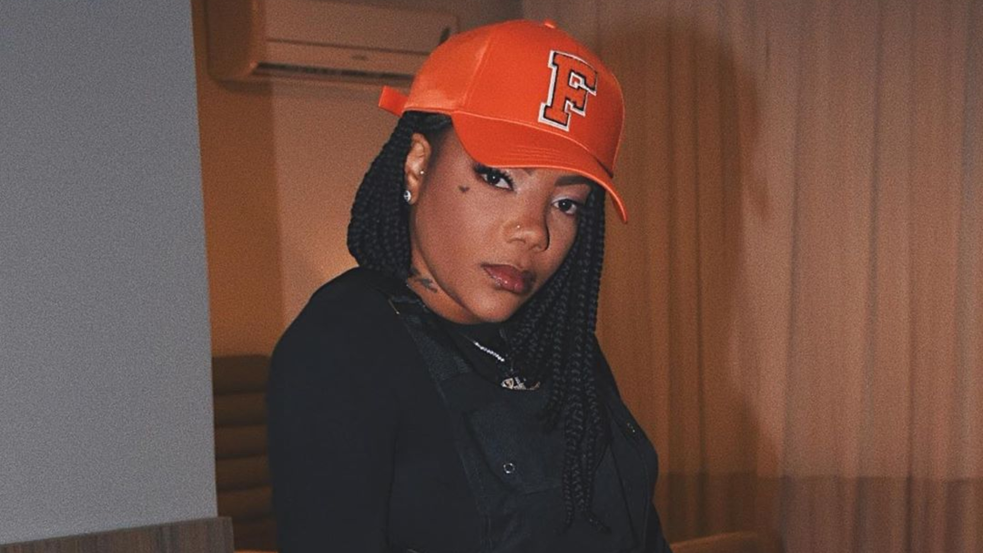 Após estreia na TV, Ludmilla relembra atrito e joga indireta em rede social: “Já posso mandar mensagem?”
