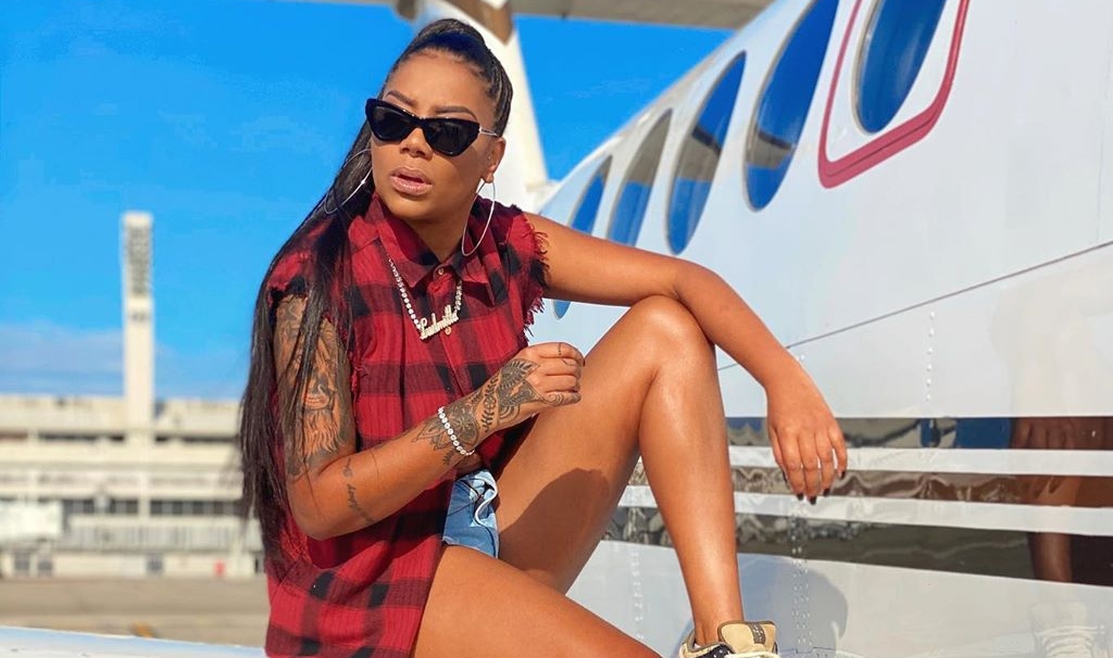 Ludmilla surge dentro de carrão importado e comemora conquista: “Agora só ganho nota dólar”