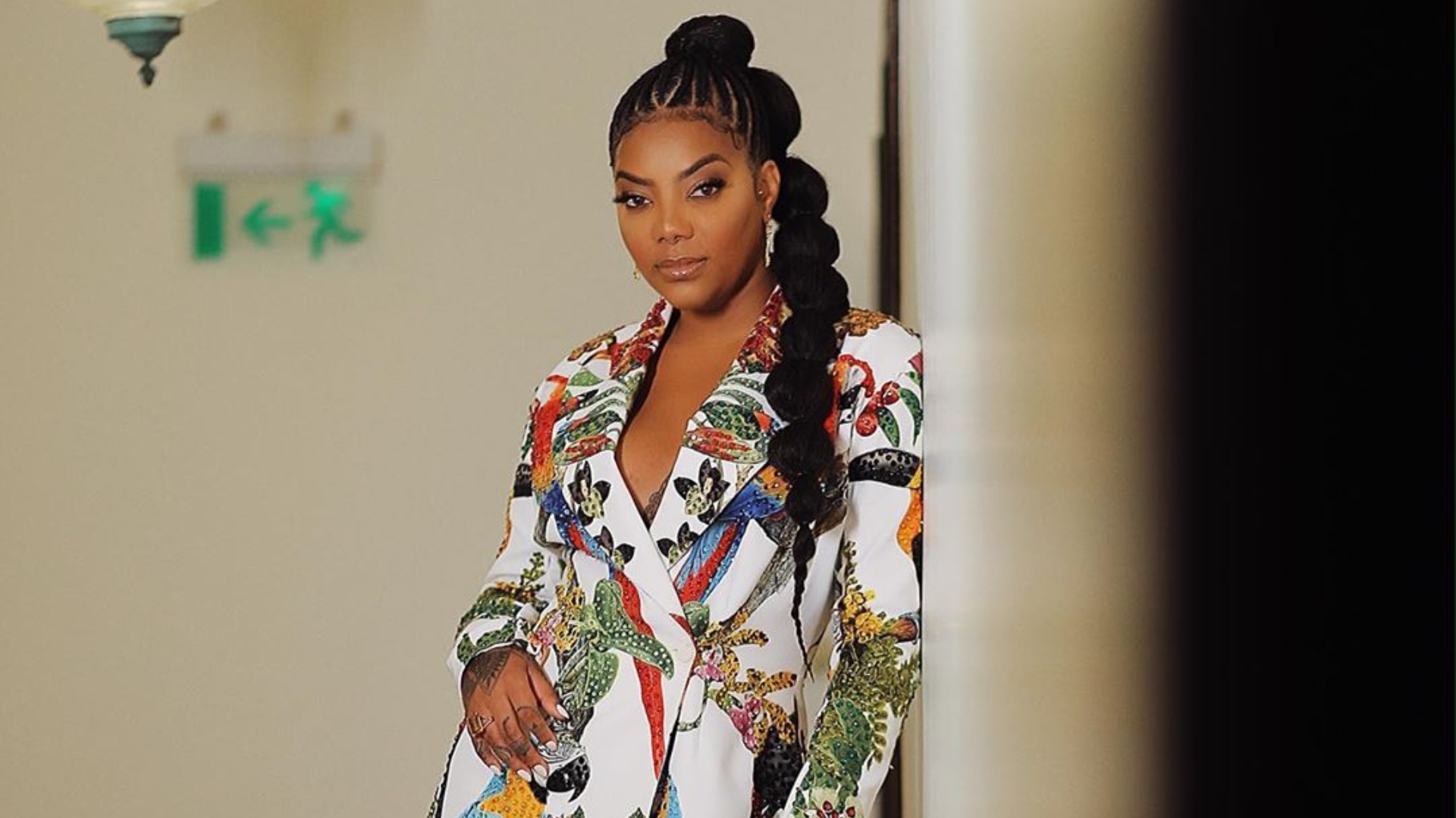 De biquíni neon, Ludmilla exibe curvas perfeitas, capricha nas poses e conquista coração da web