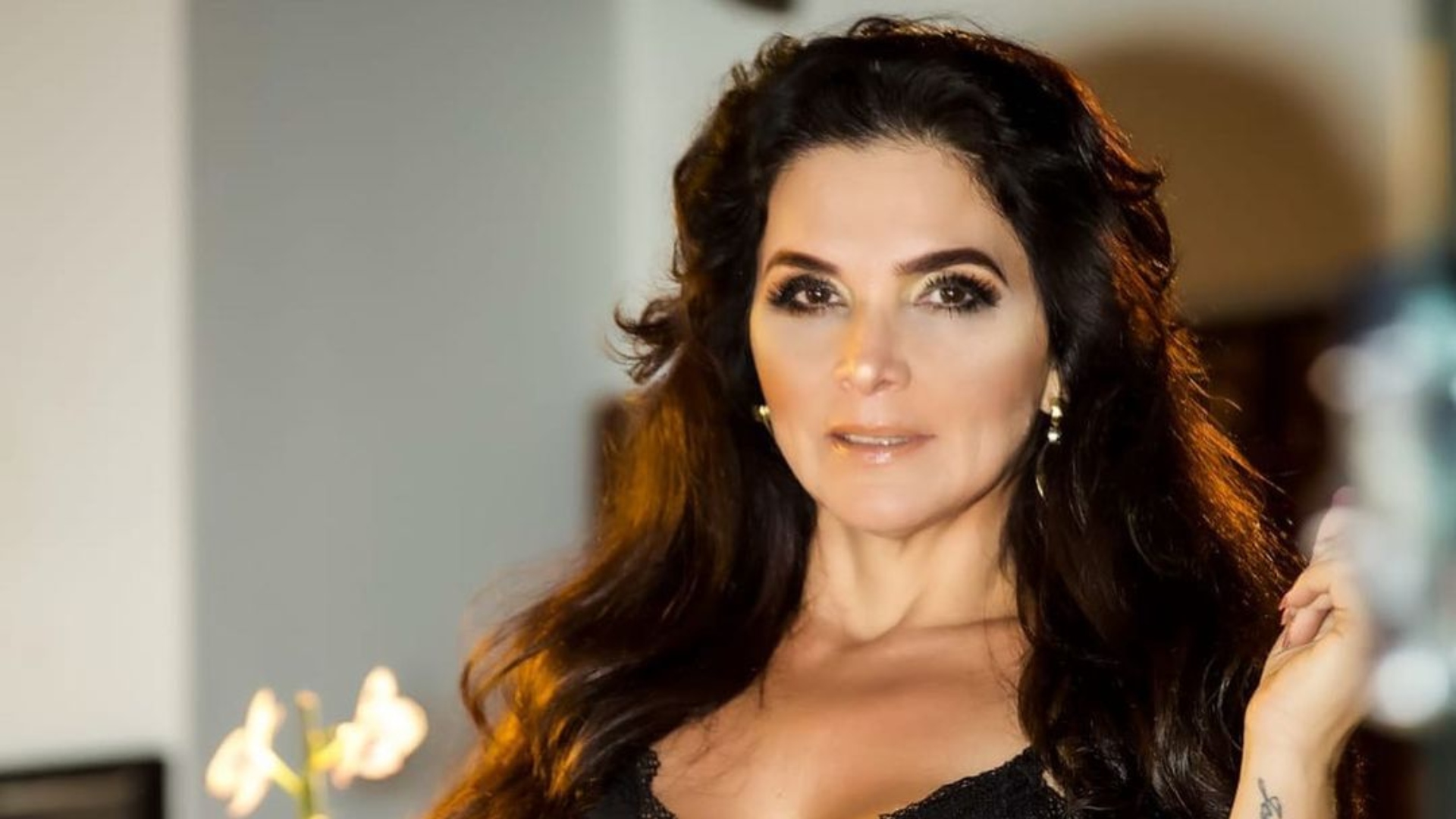 Musa da Banheira, Luiza Ambiel capricha na sensualidade e usa lingerie ousada