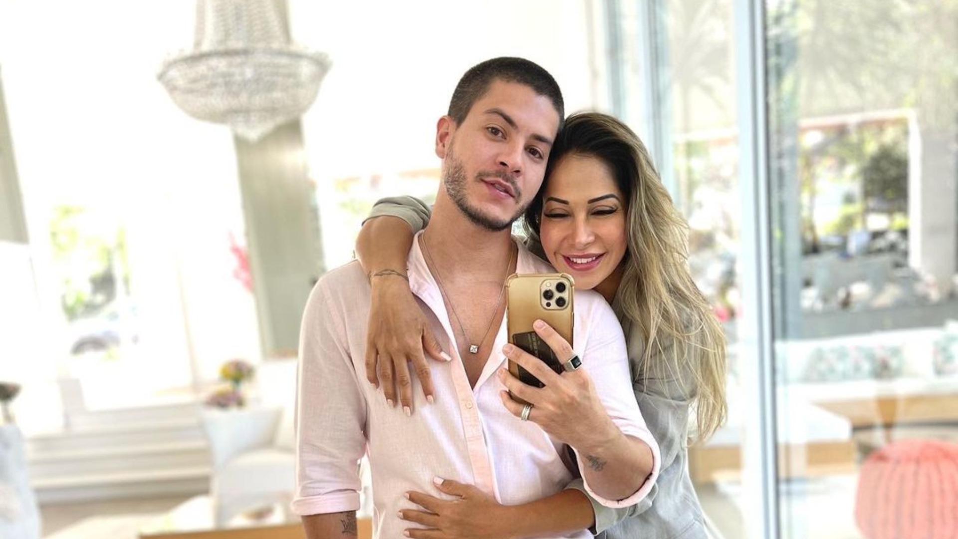 Maíra Cardi radicaliza no visual e ganha elogio de Arthur Aguiar