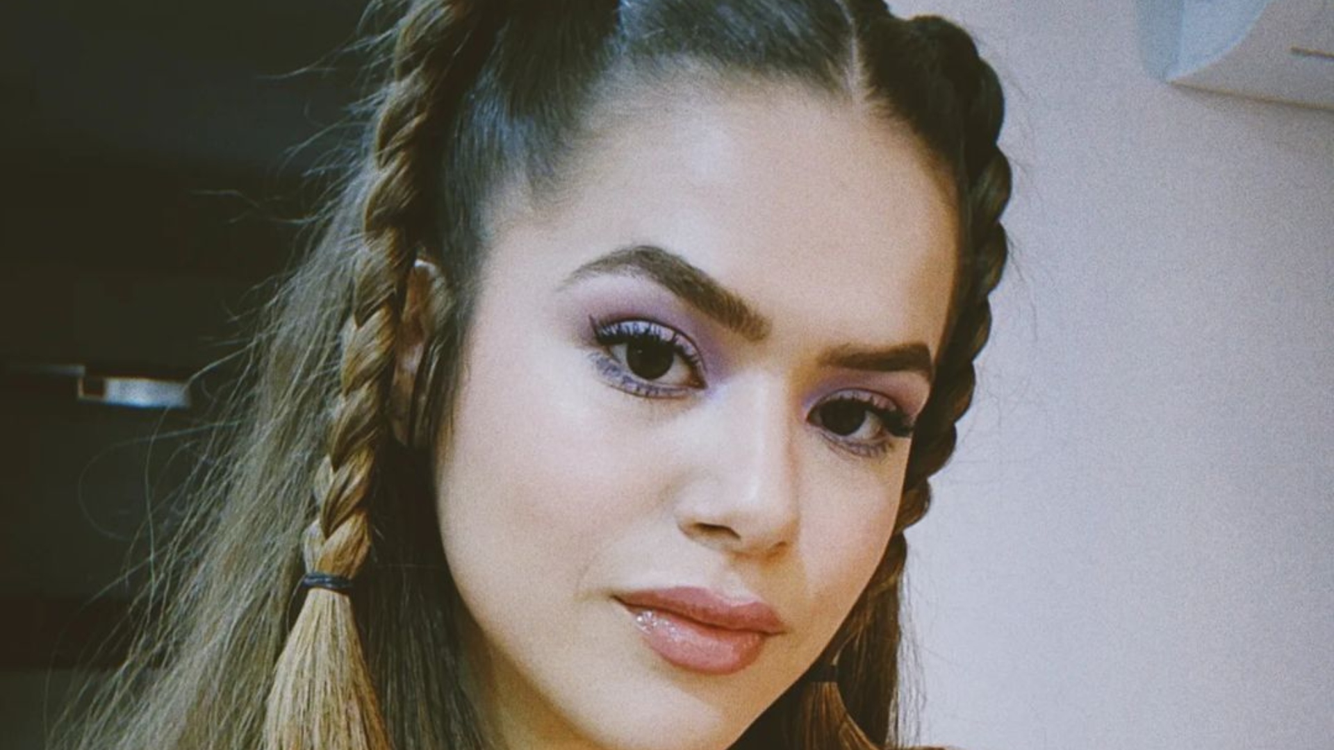 Maisa Silva dá close no bumbum e posa com biquíni pequenininho