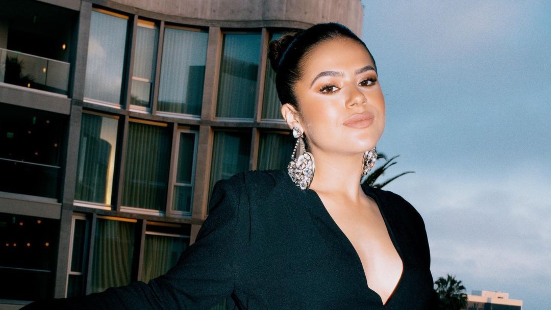 Maisa Silva exibe bumbum empinado com biquíni estampado
