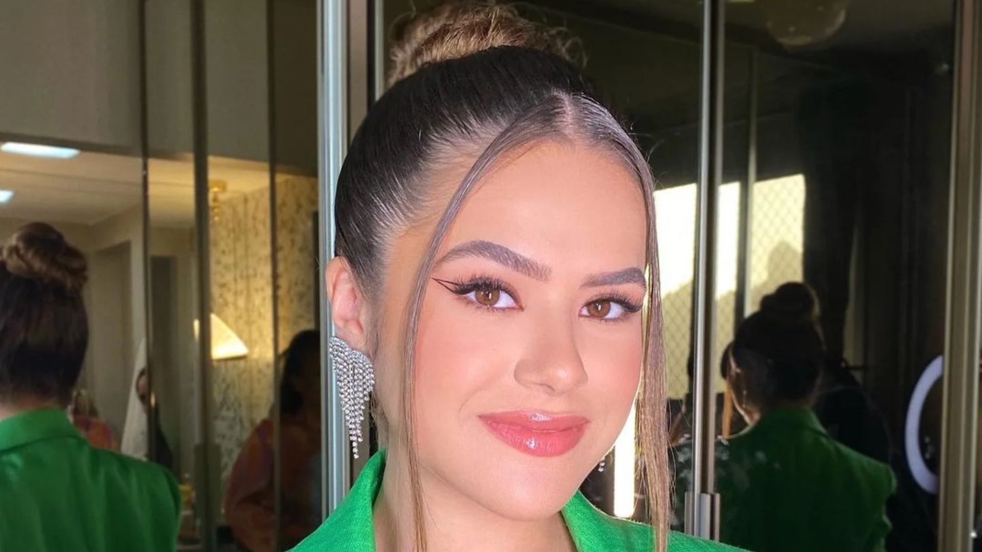 Maisa Silva exibe decote caprichado com maiô preto