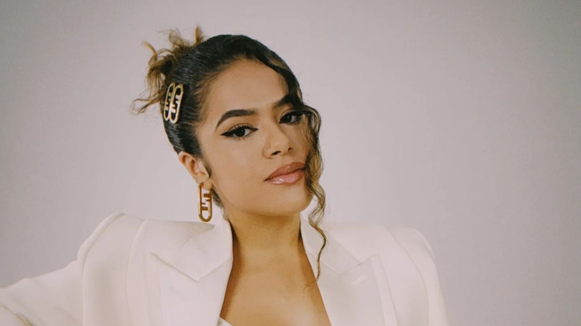 Maisa Silva coloca barriga sarada para jogo com modelito coladíssimo