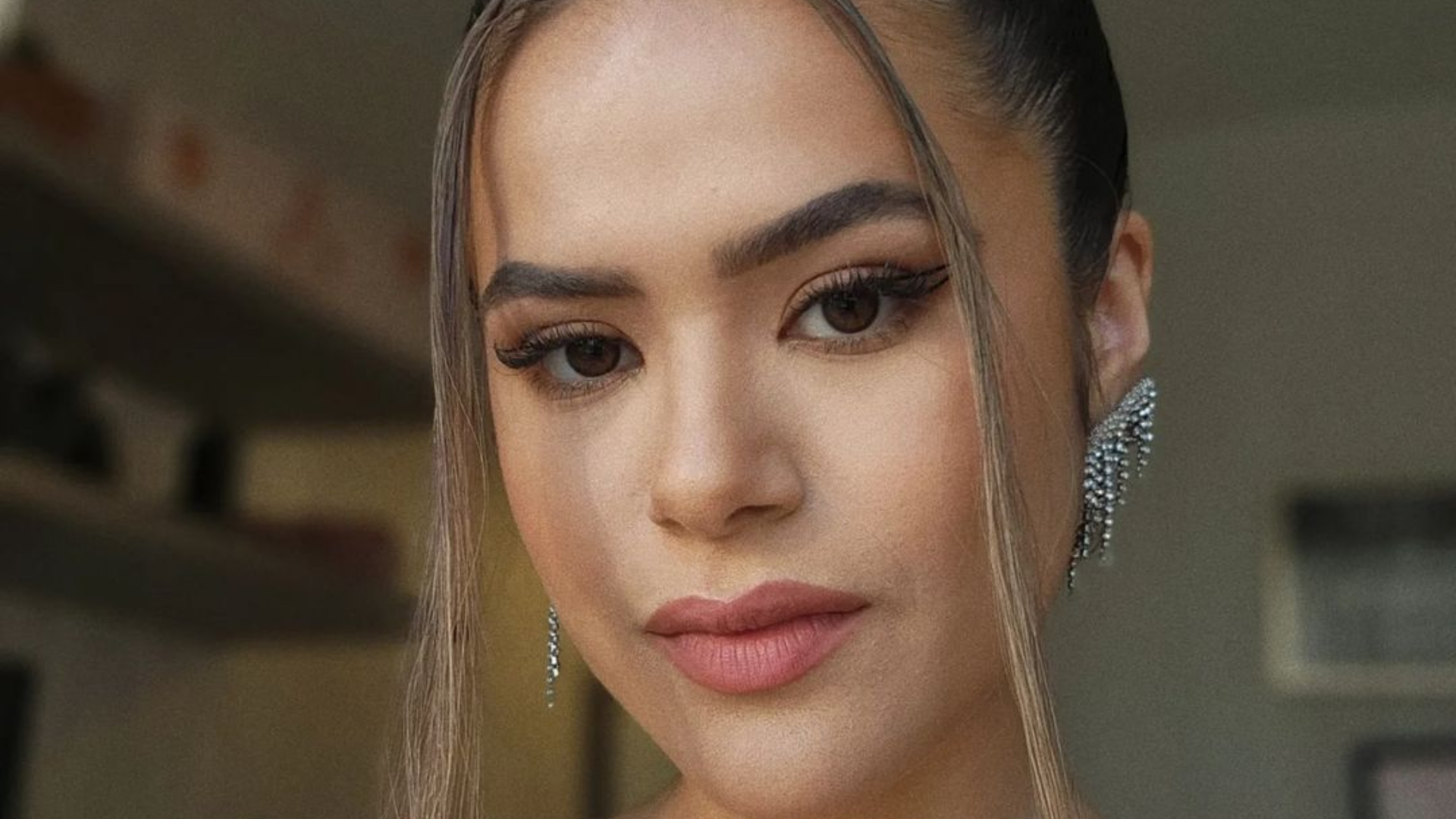 Maisa Silva exibe corpão com biquíni cavadíssimo
