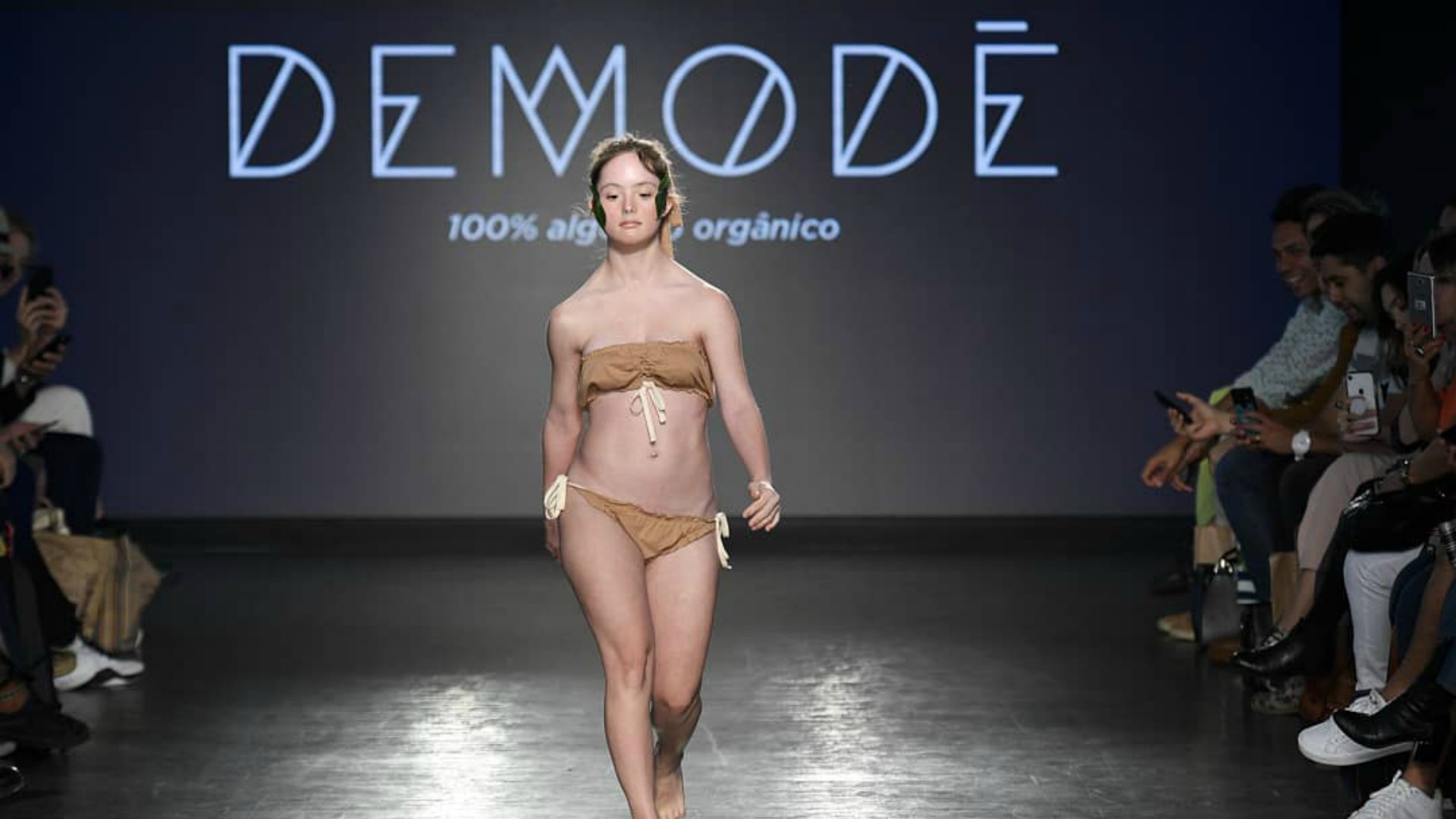 Conheça a primeira modelo com síndrome de down a desfilar no Brasil Fashion Week