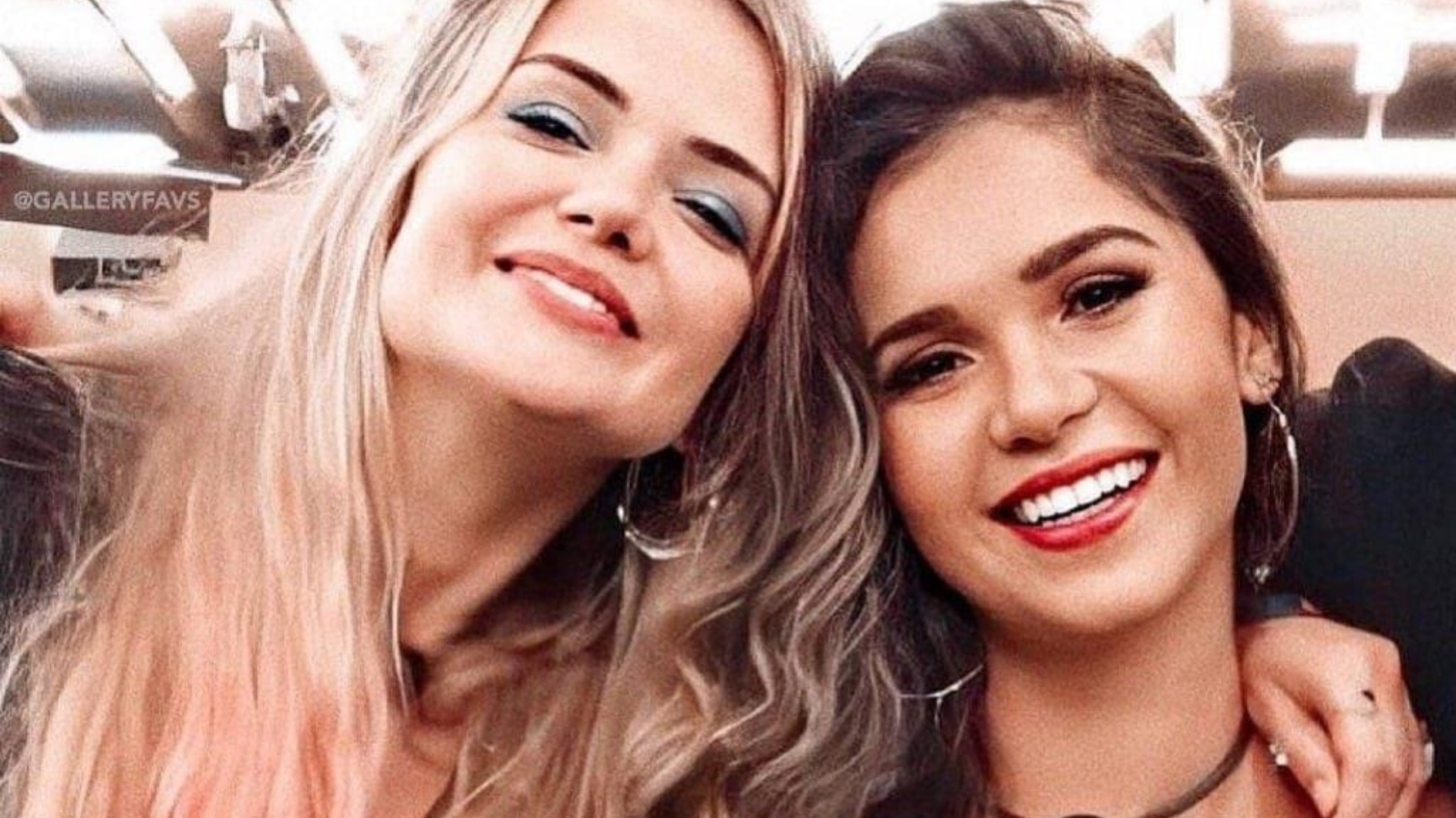AMIZADE GOALS! Gizelly Bicalho ganha de Marcela Mc Gowan tênis de grife avaliado em R$ 2,6 mil