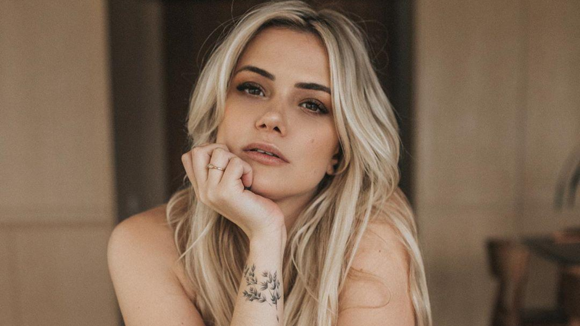 Novo visual! Marcela McGowan radicaliza e surge de cabelo rosa: “Novas versões de mim”