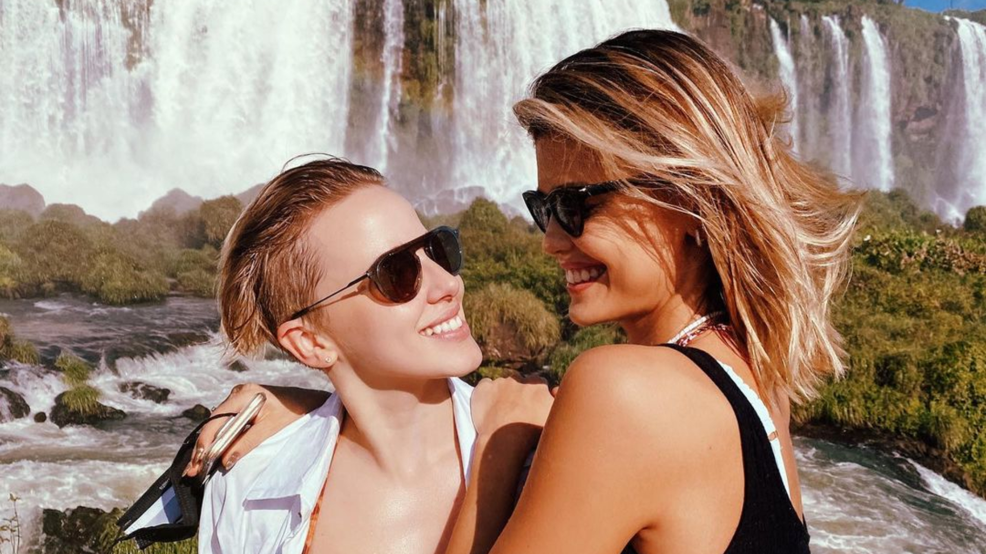Marcella Rica radicaliza seu visual e Vitória Strada se derrete pela amada: “Você está muito linda, meu amor”
