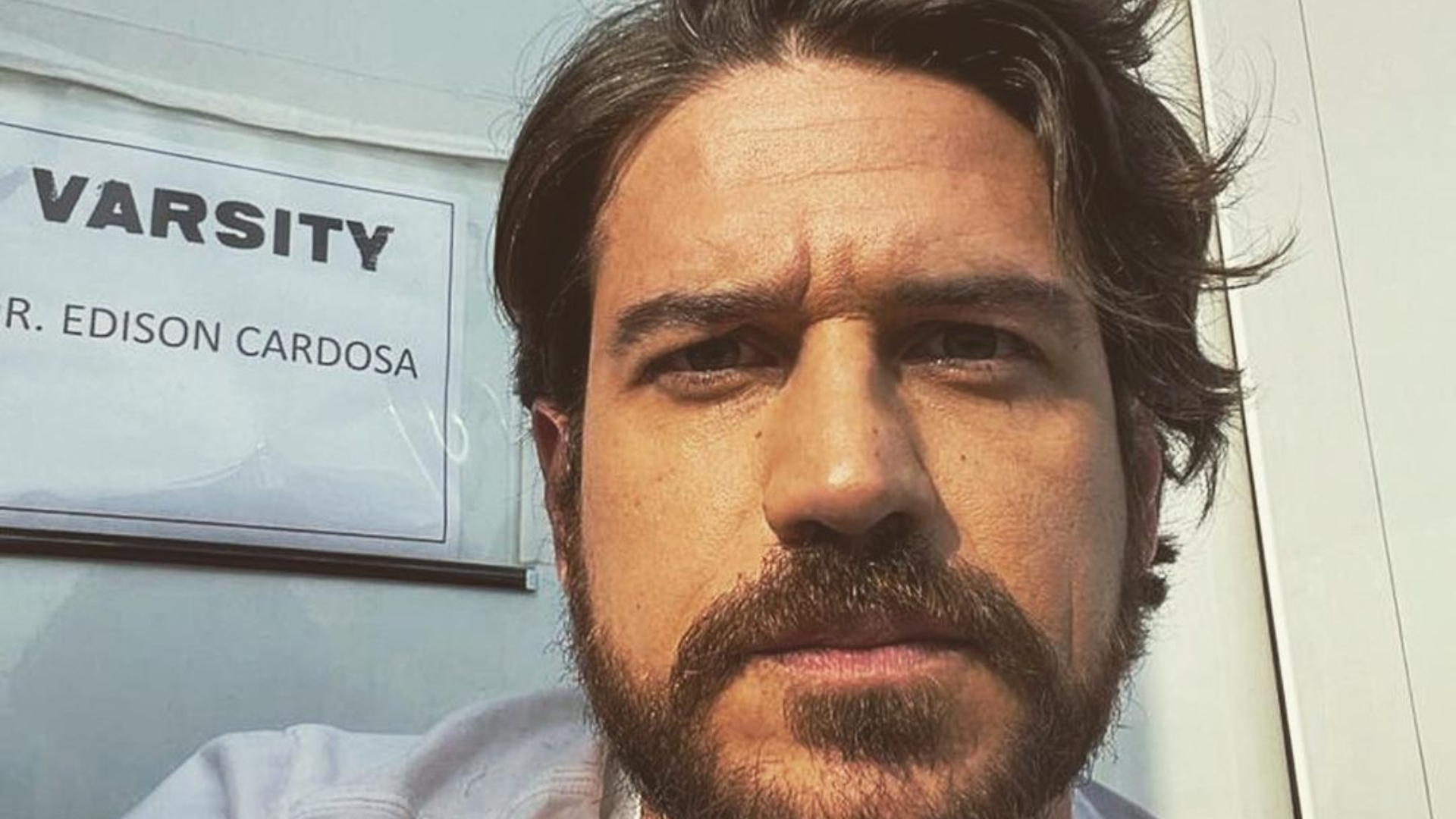 Marco Pigossi desabafa sobre sua orientação sexual: “Eu rezava, pedia a Deus para me consertar”