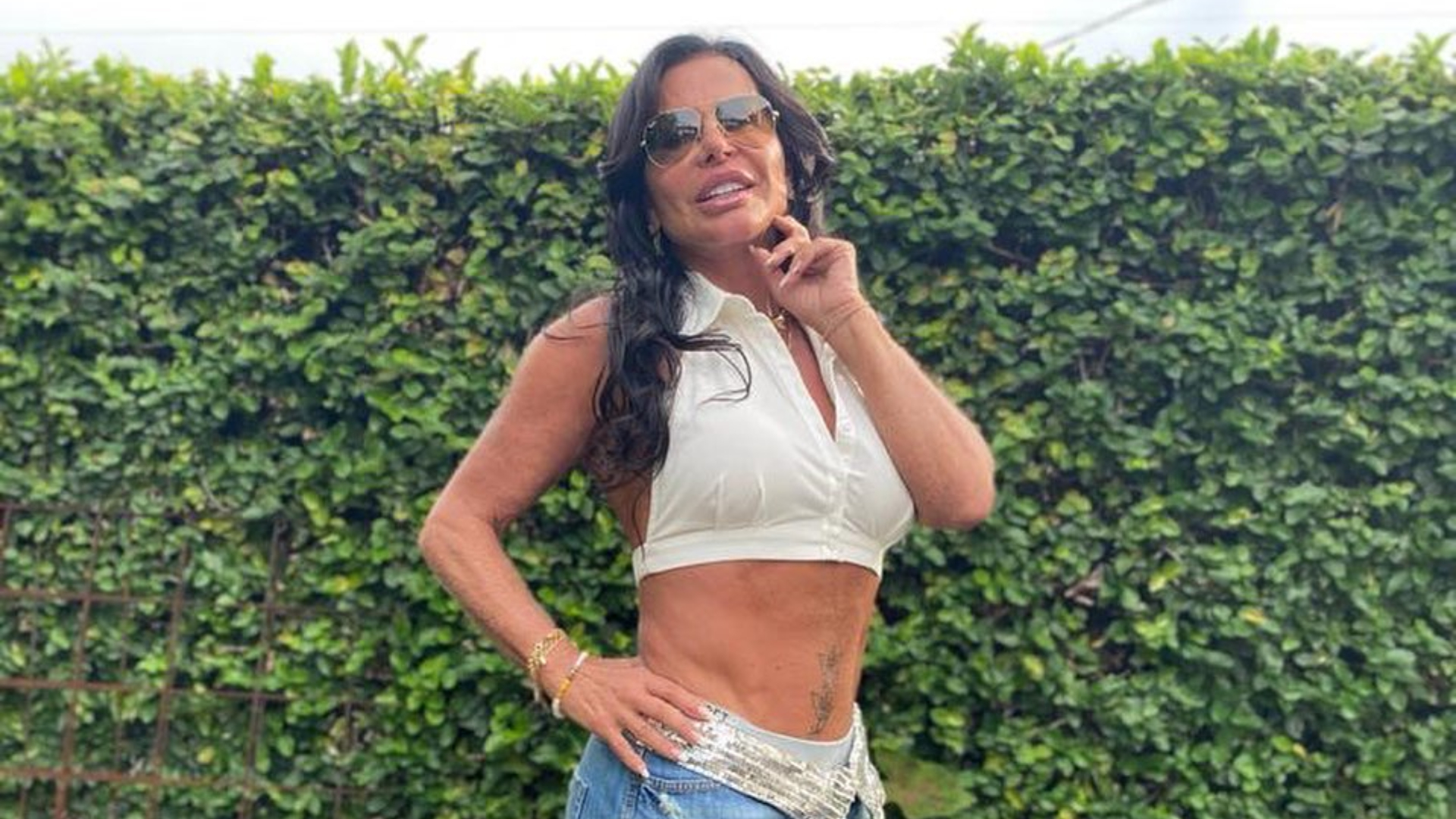 Gretchen desmente boatos de que barriga chapada é fruto de cirurgia plástica: ” É de abdominal”
