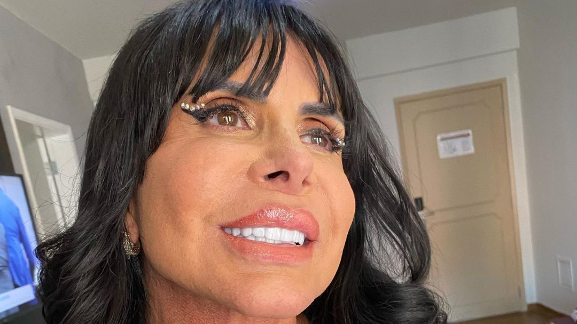 Gretchen dispensa parte de cima e faz topless